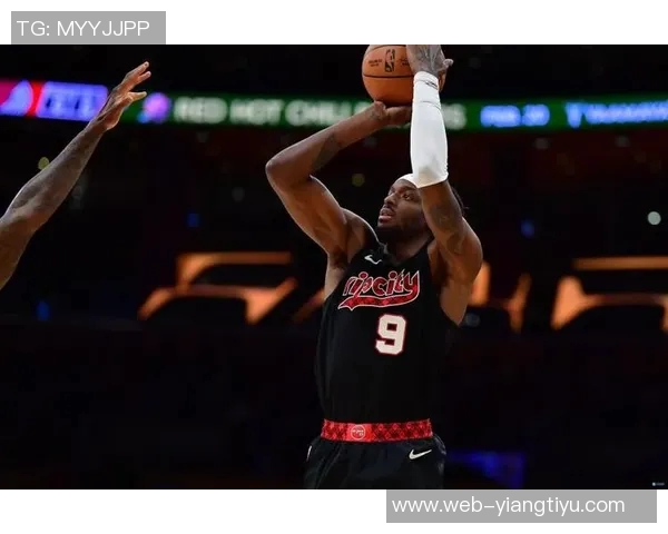 格兰特表现出色19投8中砍下29分6篮板4助攻并完美罚球9中9