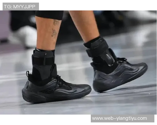 库里穿上李宁蝙蝠侠鞋款引发联手猜测是否将开启新合作篇章