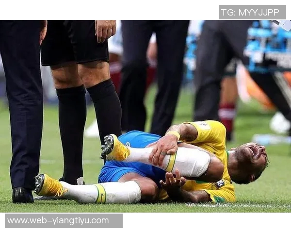 内马尔遭遇无接触拉伤痛苦倒地队医紧急救治后顽强回归赛场