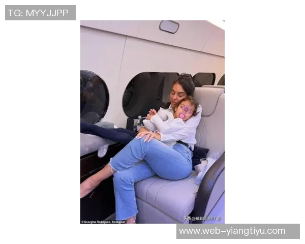 C罗与乔治娜海滨度假时光甜蜜瞬间尽显性感魅力与家庭温馨